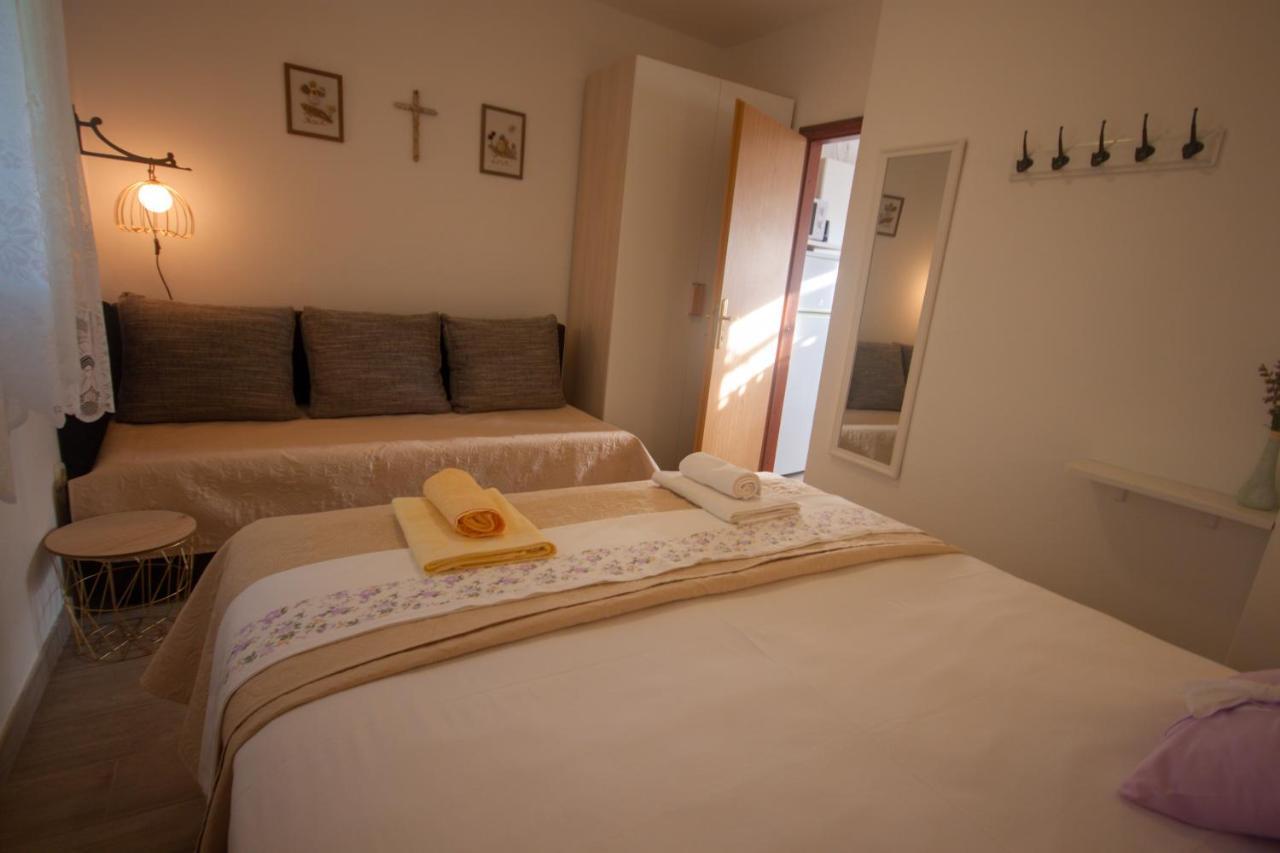 Apartments Cvelic Milovcic Malinska Eksteriør bilde